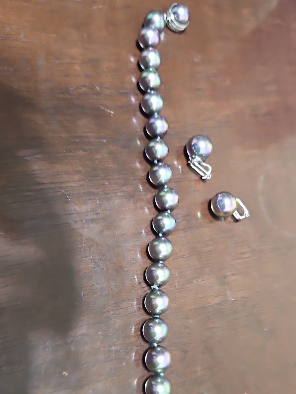 Majonia Pearl Bracelet & Clip On Earrings in Gray